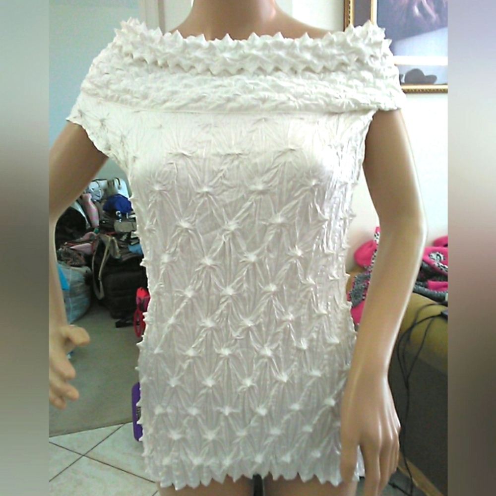 BNWT Caelian White Textured TOP (OFF OR ON SHOULDER) GORGEOUS SZ. LG DYNAMIC TOP